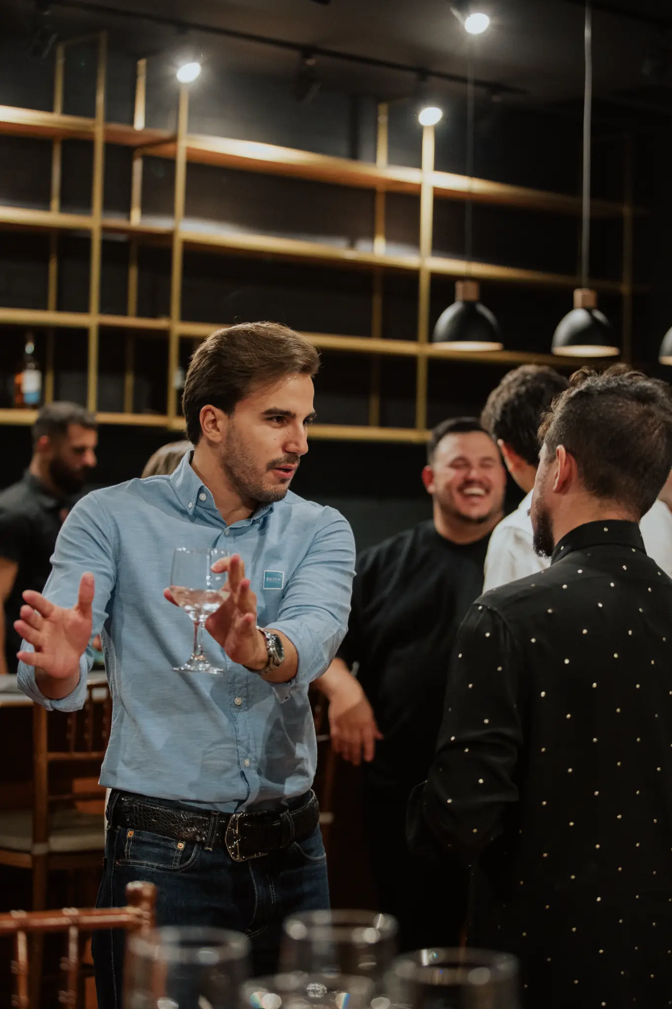 Detalhe de garrafa e caixa AUVP