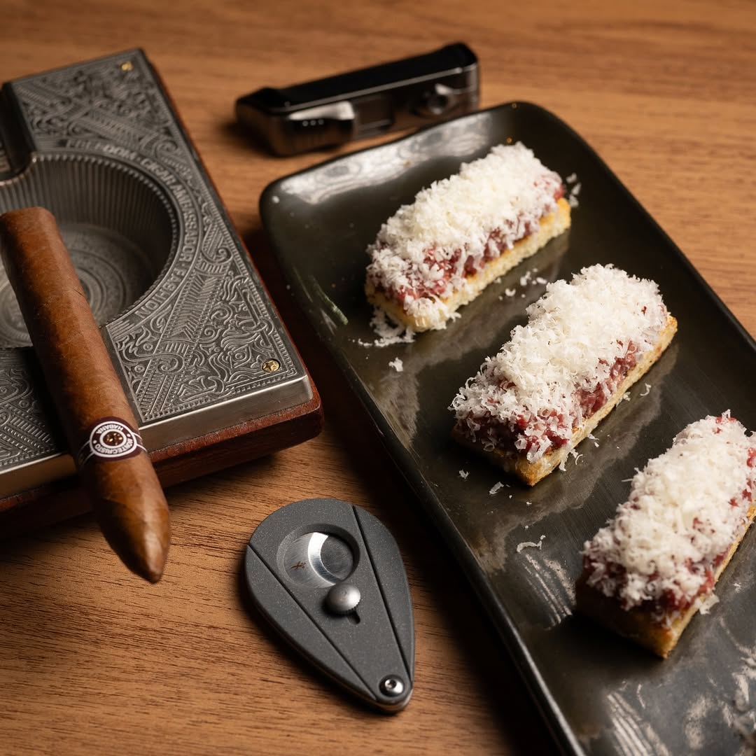 Charuto e petiscos em prato elegante