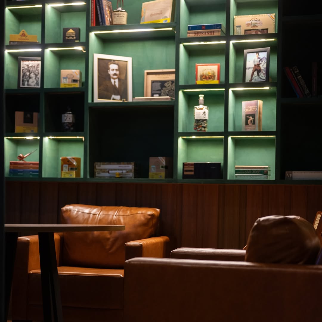 Ambiente com estantes verdes iluminadas