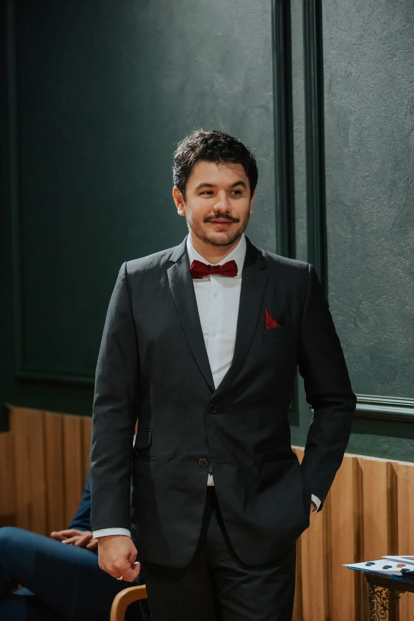 Homem de terno com gravata borboleta