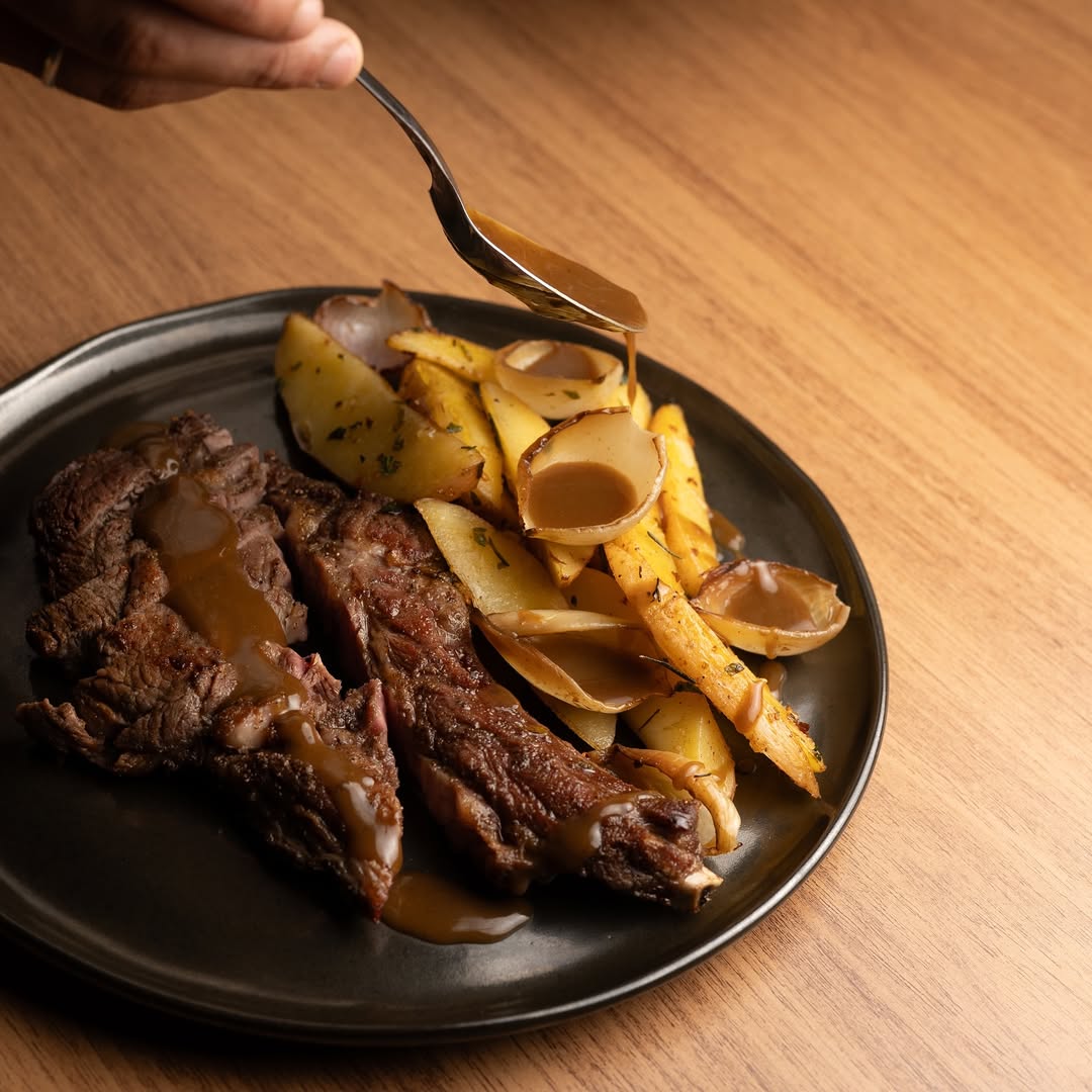 Prime Rib Angus com batatas bravas